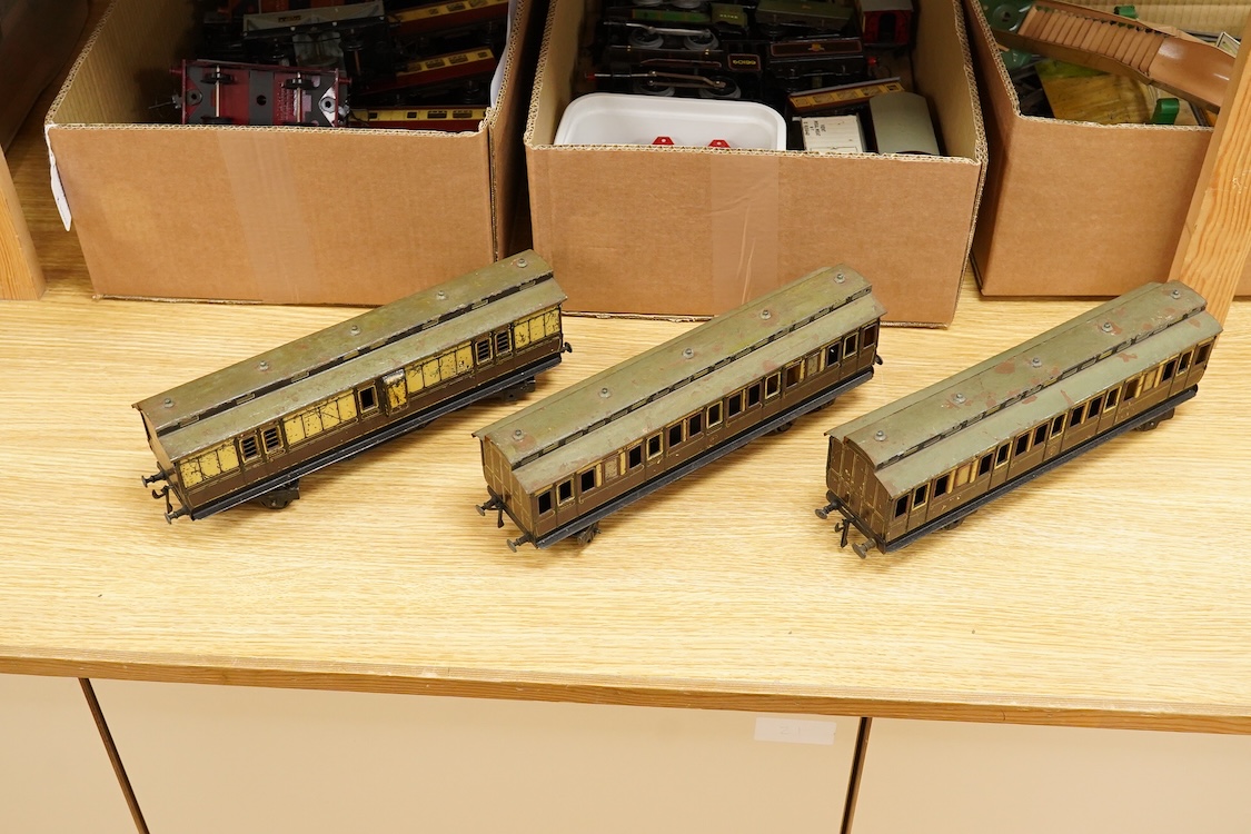 Three Carette for Bassett-Lowke 0 gauge tinplate GWR clerestory bogie coaches; two First Third Composite coaches, both 1324, and a full brake van, 1334, all in chocolate and cream livery